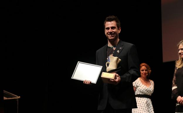 El director almeriense José Herrera recogiendo su premio.