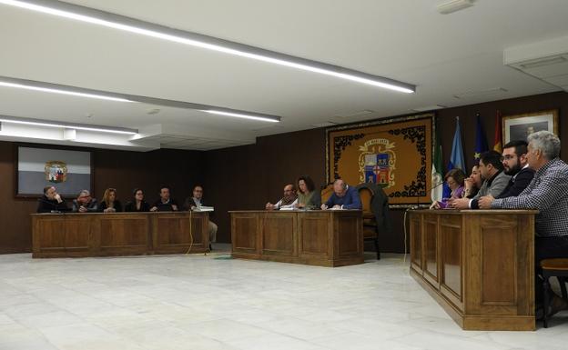 A la izquierda, la oposición (PP y Giga), en el centro la alcaldesa de Garrucha y a la derecha su equipo de gobierno (PSOE), en una sesión de pleno.