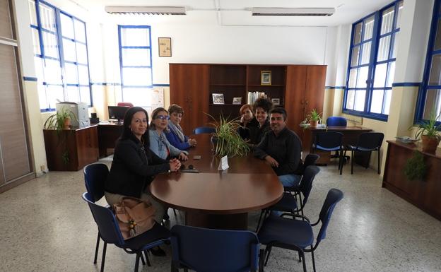 Así luce la nueva sala de profesores de la ecoescuela de Palomares, con muebles reutilizados.