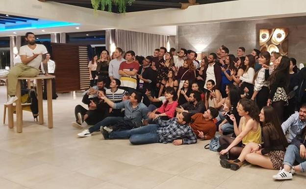 Rafa Almagro impartió una clase de flamenco a los estudiantes extranjeros.