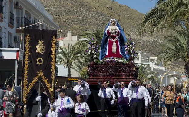 El paso de María Santísima de las Angustias vestía una túnica hebrea de color rojo y mantón azul.