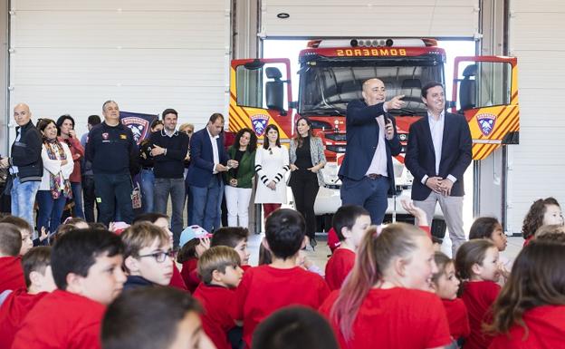 Las autoridades compartieron la visita con escolares.