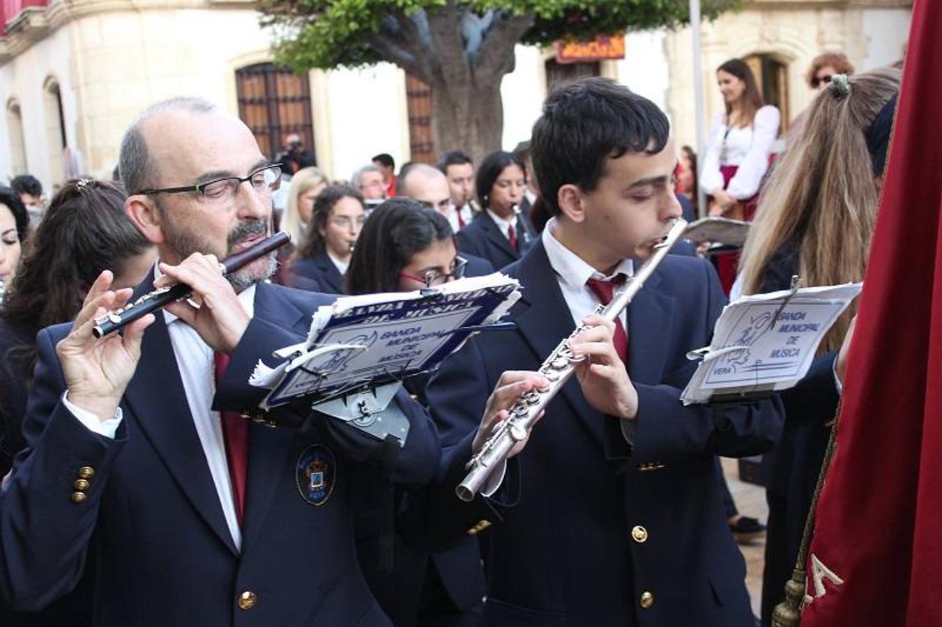 Otro Martes Santo más celebró su entrañable procesión la Hermandad Juvenil e Infantil de la Virgen de los Perdones y Jesús de la Esperanza. Al caer la noche, decenas de niños y adolescentes veratenses se convirtieron durante unas horas en verdaderos hombres y mujeres portadores de grandiosos pasos, mostrando una serenidad espectacular.