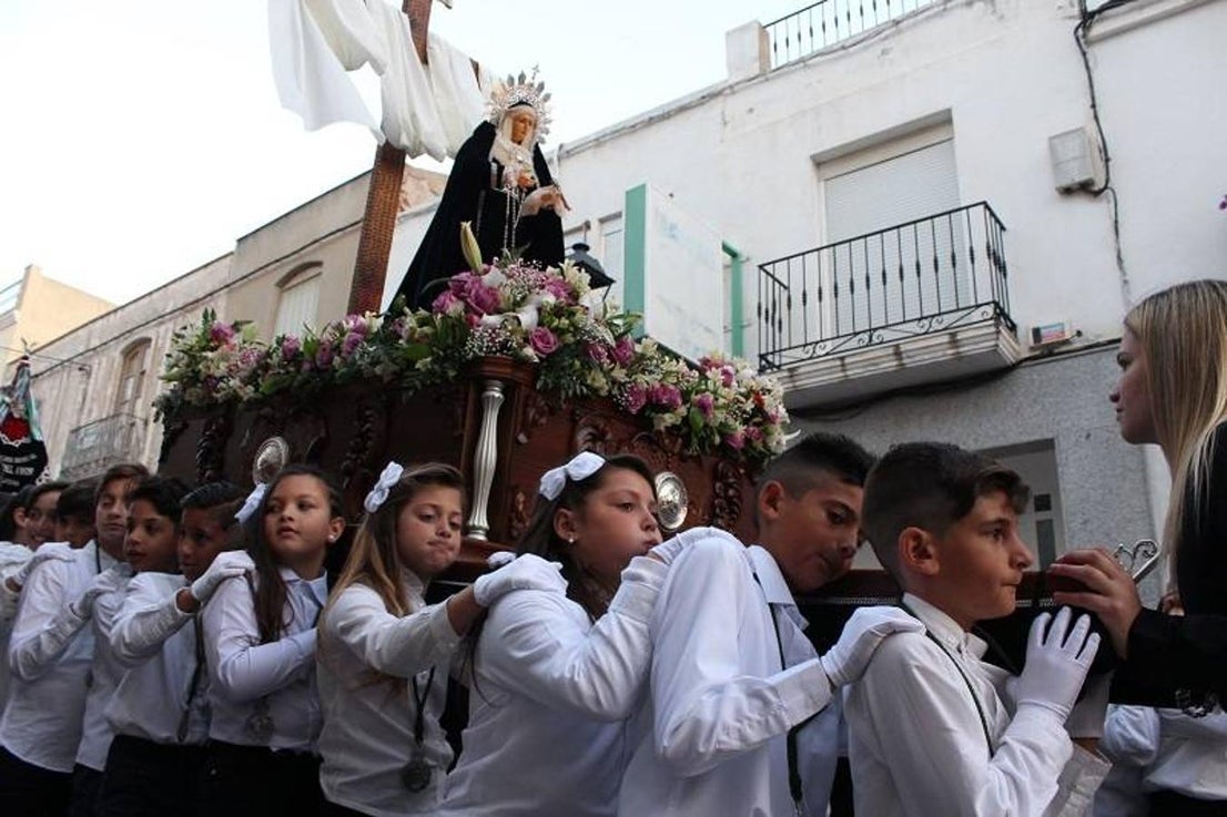 Otro Martes Santo más celebró su entrañable procesión la Hermandad Juvenil e Infantil de la Virgen de los Perdones y Jesús de la Esperanza. Al caer la noche, decenas de niños y adolescentes veratenses se convirtieron durante unas horas en verdaderos hombres y mujeres portadores de grandiosos pasos, mostrando una serenidad espectacular.