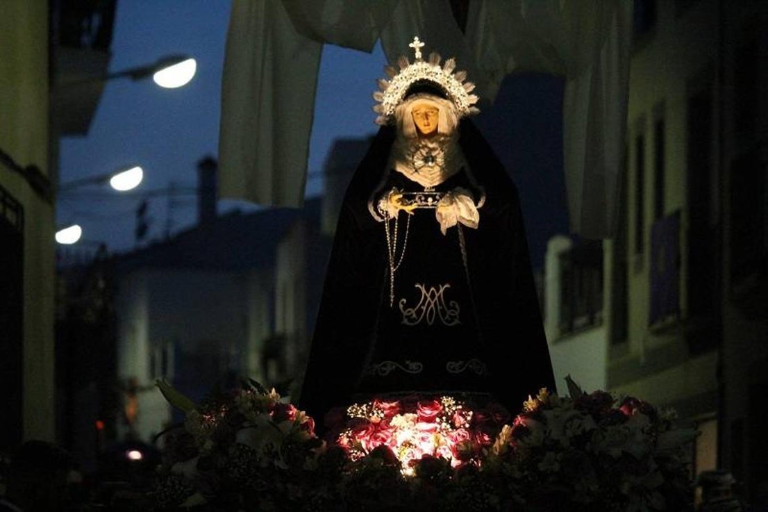 Otro Martes Santo más celebró su entrañable procesión la Hermandad Juvenil e Infantil de la Virgen de los Perdones y Jesús de la Esperanza. Al caer la noche, decenas de niños y adolescentes veratenses se convirtieron durante unas horas en verdaderos hombres y mujeres portadores de grandiosos pasos, mostrando una serenidad espectacular.