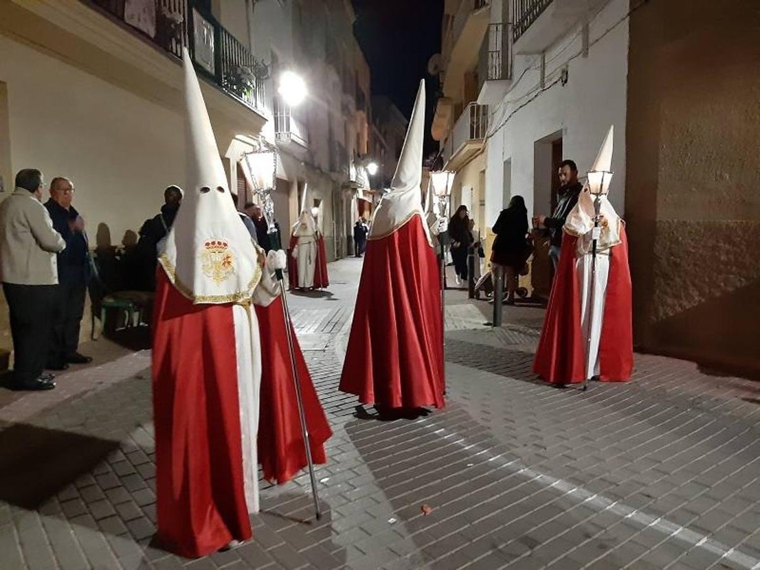 La Real Cofradía de S. Juan Evangelista y Ntra. Sra. de la Esperanza y Santas Mujeres, Verónica y María Magdalena y Stmo. Cristo de la Salud (Paso Blanco) fue la protagonista en el Miércoles Santo de Cuevas del Almanzora. Solo con visitar sus desfiles procesionales entenderán el porqué está declarada de Interés Turístico de Andalucía.