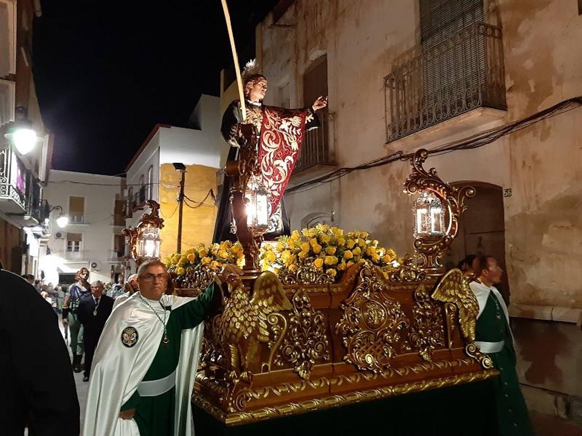 La Real Cofradía de S. Juan Evangelista y Ntra. Sra. de la Esperanza y Santas Mujeres, Verónica y María Magdalena y Stmo. Cristo de la Salud (Paso Blanco) fue la protagonista en el Miércoles Santo de Cuevas del Almanzora. Solo con visitar sus desfiles procesionales entenderán el porqué está declarada de Interés Turístico de Andalucía.