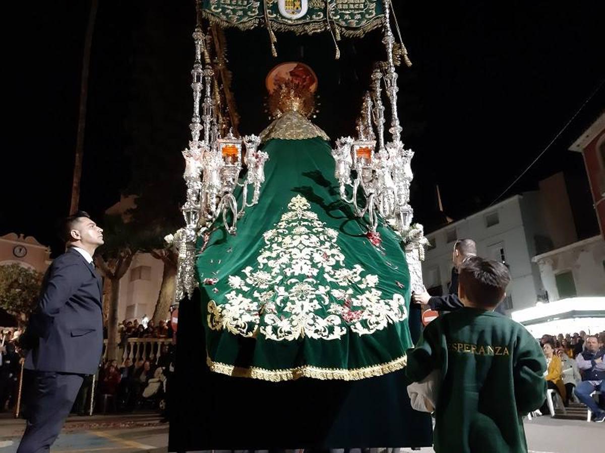 La Real Cofradía de S. Juan Evangelista y Ntra. Sra. de la Esperanza y Santas Mujeres, Verónica y María Magdalena y Stmo. Cristo de la Salud (Paso Blanco) fue la protagonista en el Miércoles Santo de Cuevas del Almanzora. Solo con visitar sus desfiles procesionales entenderán el porqué está declarada de Interés Turístico de Andalucía.