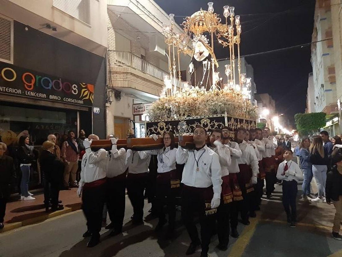 La Cofradía Santo Cristo de la Misericordia y Santísima Virgen de la Amargura (Madre de la Salud) procesionó este Miércoles Santo por las calles de Garrucha de manera muy emotiva.