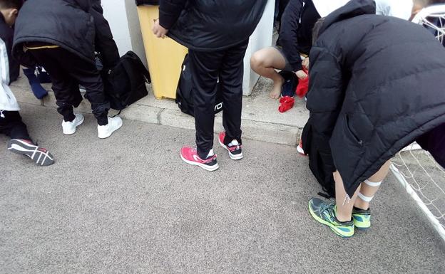 Los niños tuvieron que cambiarse de ropa en la calle.