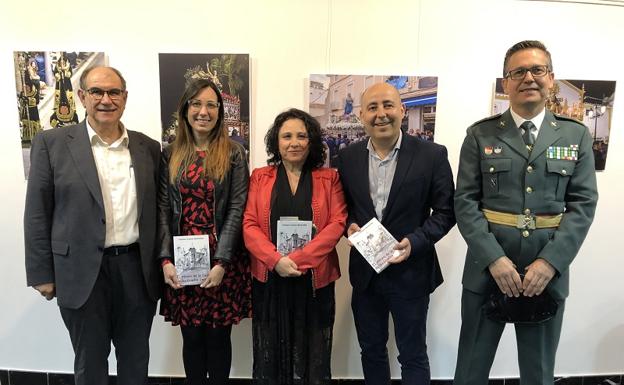 La autora del libro, Carmen Lorenzo, en el centro de la imagen, junto con las autoridades tras la presentación.