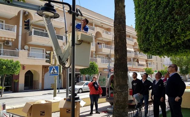 El alcalde de Cuevas del Almanzora supervisando los trabajos.
