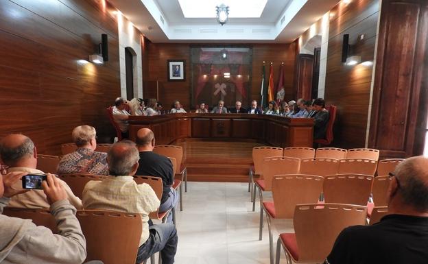 En la mañana de ayer se celebró un pleno en el Ayuntamiento de Vera en el que se aprobó que Garrucha pueda usar su EDAR.
