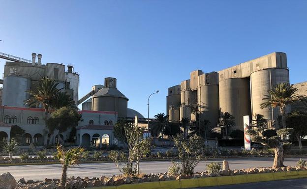 Las industrias son parte del motor económico de Carboneras.