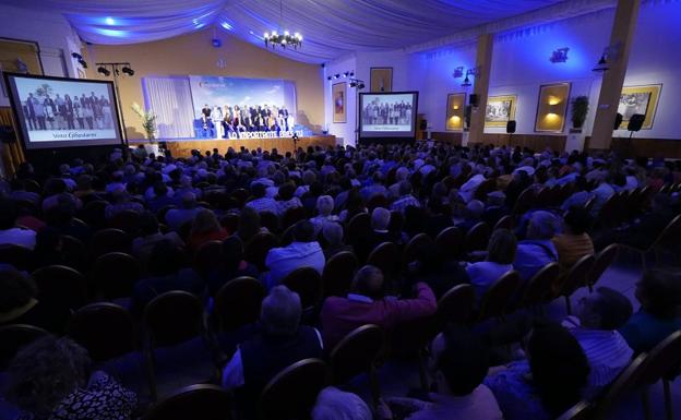 Los populares estuvieron arropados por un gran número de veratenses en su acto de presentación. 