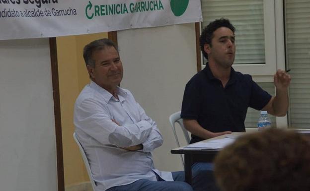 Andrés Segura y Álvaro Ramos explicando sus propuestas a los vecinos de Garrucha.