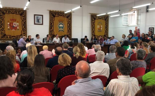 Cientos de vecinos de Carboneras acudieron a la sesión plenaria celebrada en la tarde del pasado miércoles, fruto de su preocupación.