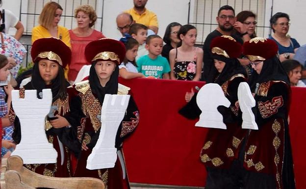 El viernes 7 de junio se celebrará el II Ajedrez Viviente entre los bandos Moro y Cristiano con la participación de los colegios veratenses.