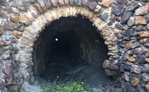 Acceso al túnel desde Los Hipogeos, en la necrópolis fenicia de Villaricos.