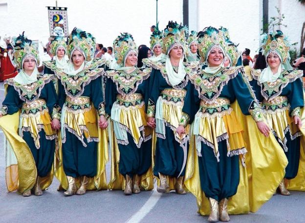 Algunas de las participantes en los desfiles de moros y cristianos de Mojácar.