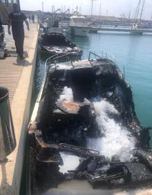 Imagen secundaria 2 - Arden tres barcos en el puerto de Garrucha