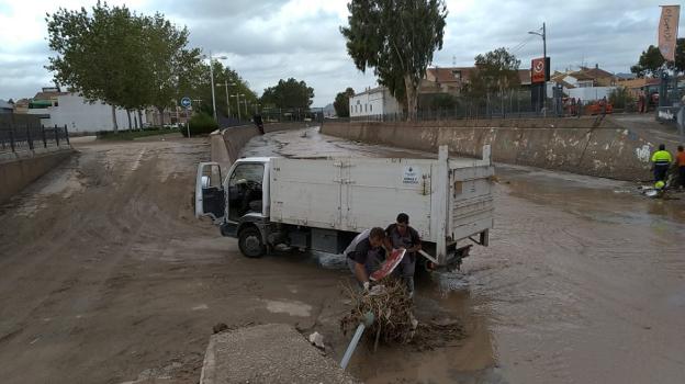 Operarios municipales trabajan en la restauración de la rambla Nogalte, que todavía llevaba agua a mediodía de ayer.