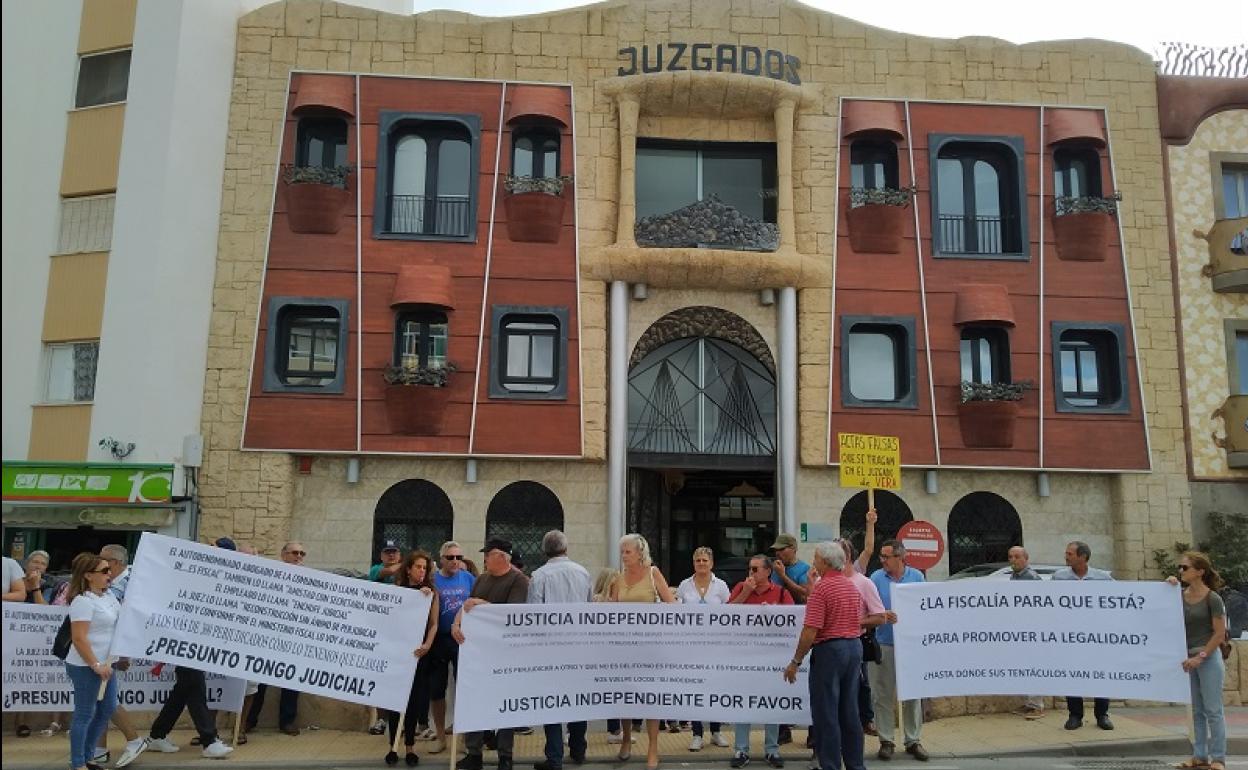 Vecinos de Vera piden justicia para no perder sus viviendas