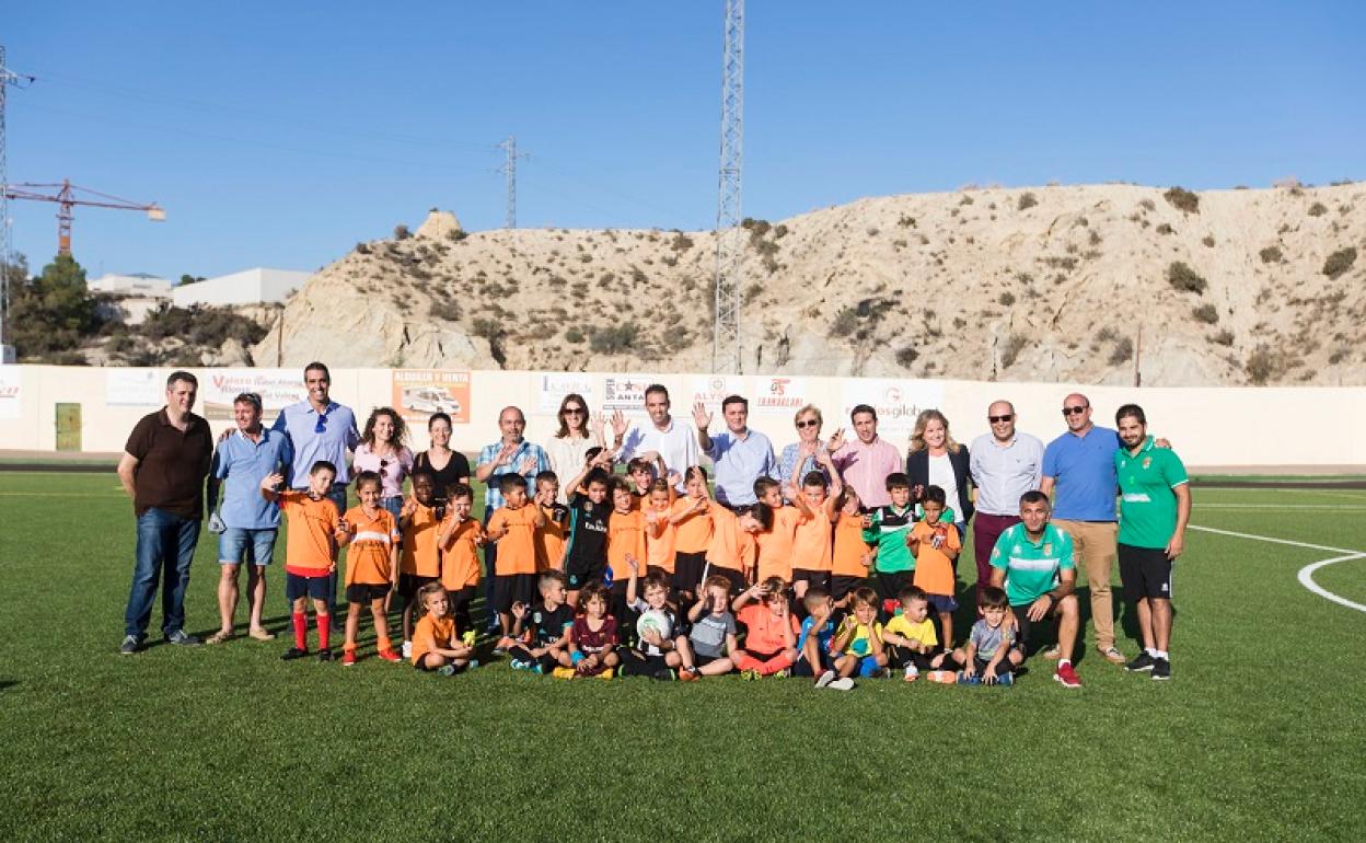 Diputación y el Ayuntamiento de Antas visitan el renovado campo de fútbol