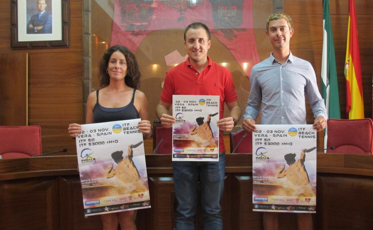 El concejal de Deportes, Alfonso García,y los organizadores Ariadna Fernández y Michael Brown con los cateles del torneo.