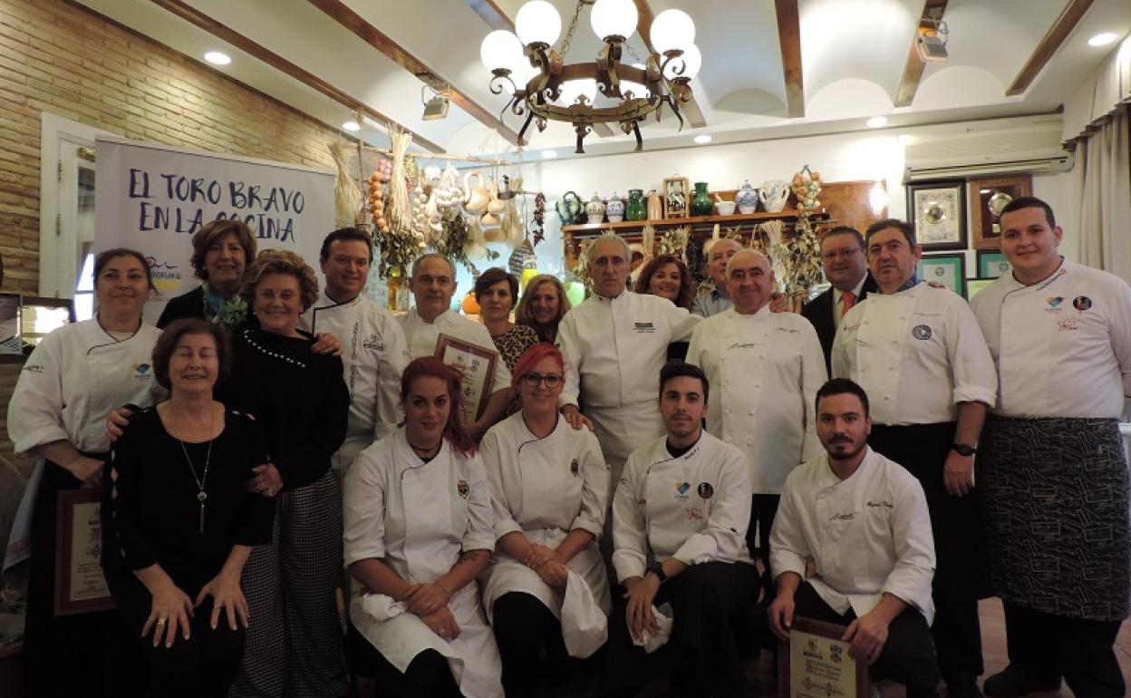 Los chefs de la segunda jornada acompañados por Antonio y Ginés Carmona, amigos y familiares. 