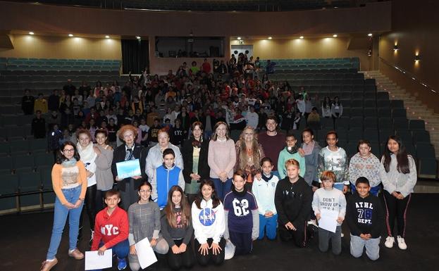 Foto de familia tras el acto