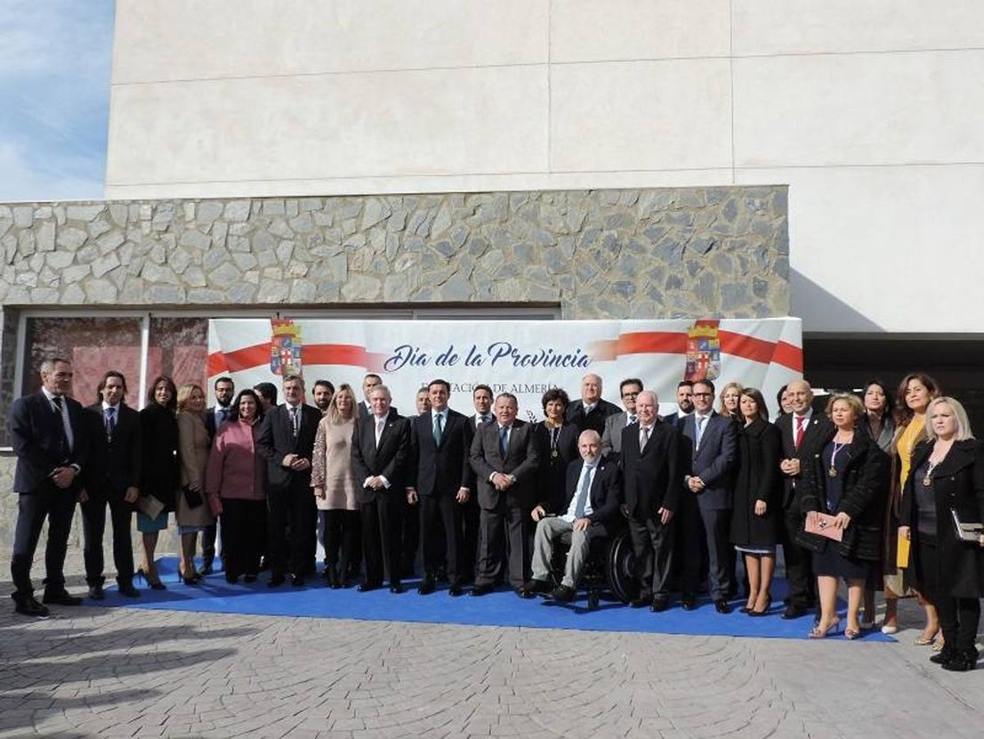 Foto de familia de la corporación Provincial con los premiados
