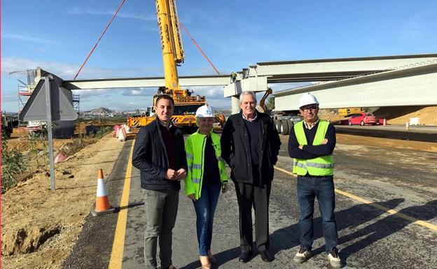 La delegada territorial de Fomento, Eloísa Cabrera, el alcalde, José Carmelo y el primer teniente de alcalde, Alfonso García, han visitado la obra. 