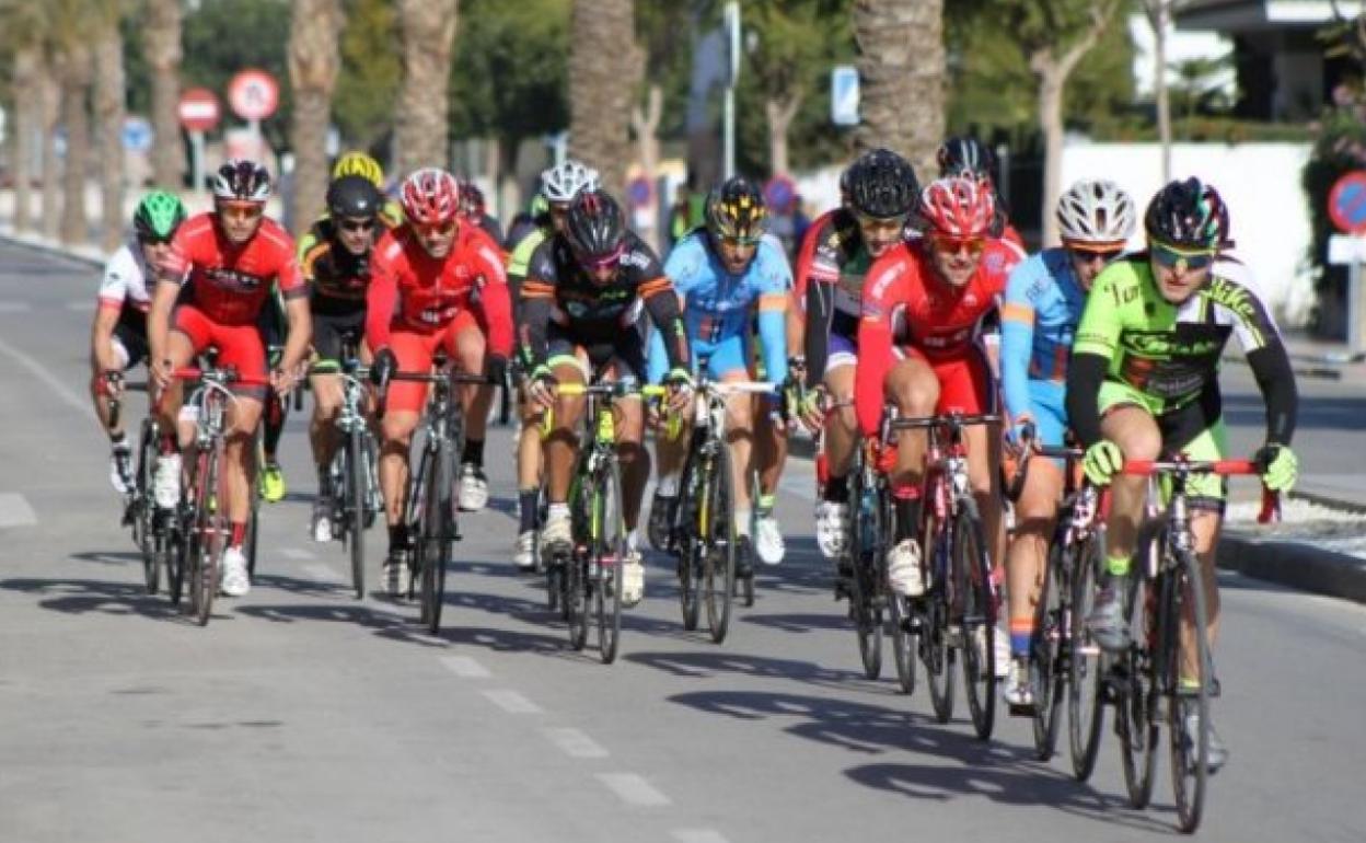 Ciclistas durante la pasada edición de la Carrera del Cochinillo. 