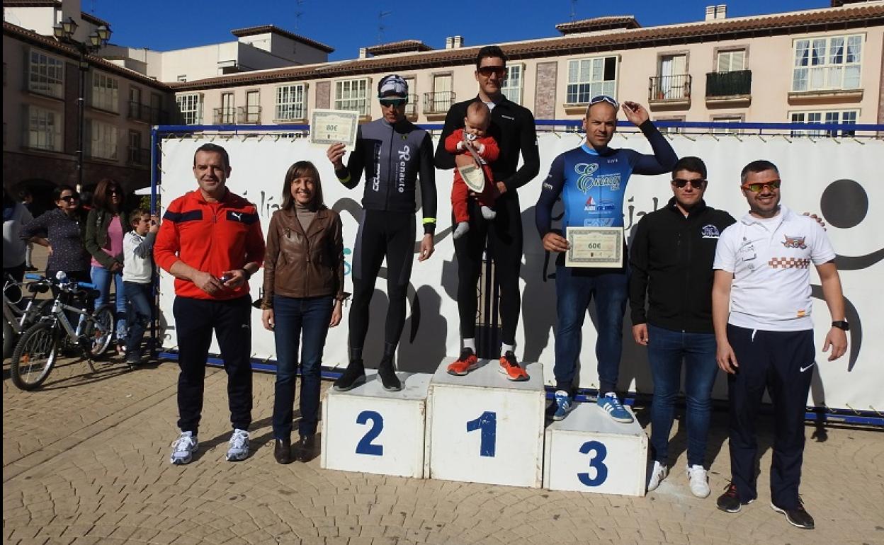 Podium de ganadores de la VIII edición. 