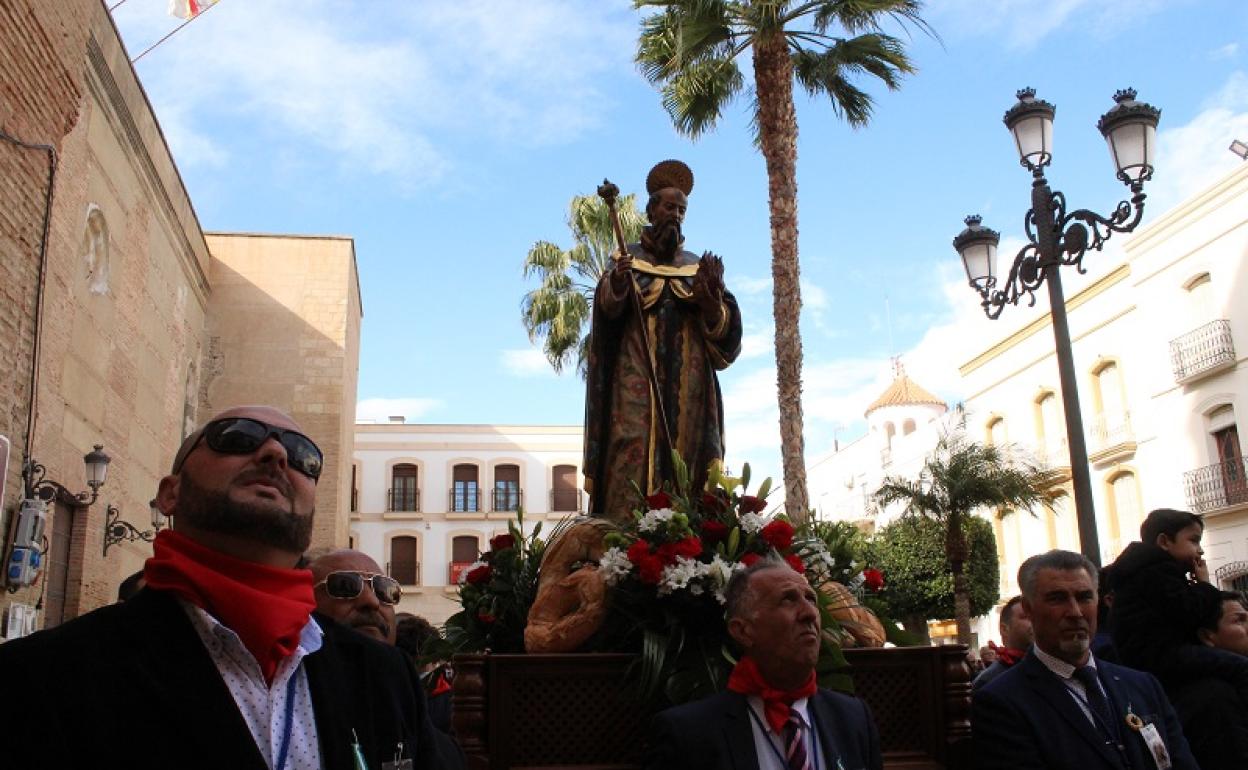 Hermanos de San Antón atienden durante el pregón. 
