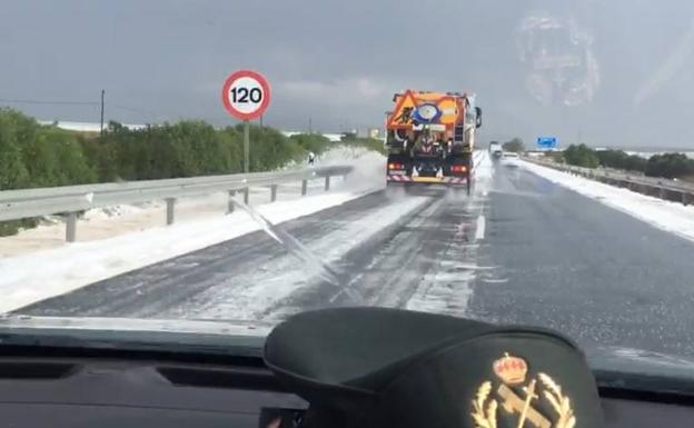 Una quitanieves aparta los restos de granizo sobre la autovía A-7 en el Levante.