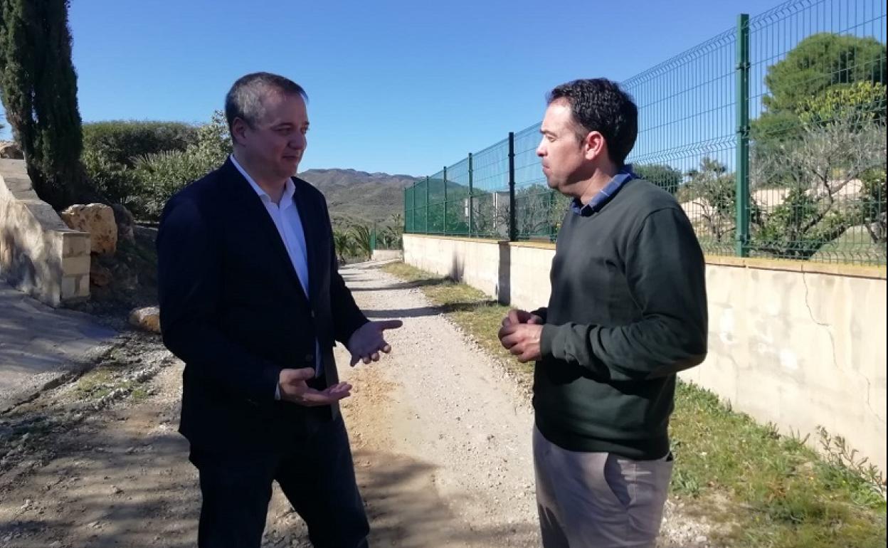 El delegado territorial de Administración Local, José Luis Delgado, y el alcalde de Antas, Pedro Ridao. 