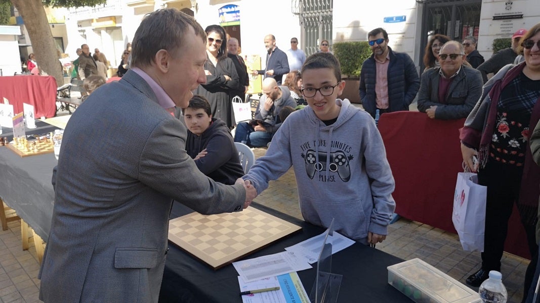 Ruslan Ponomáriov felicita a Ciro Revalente. 