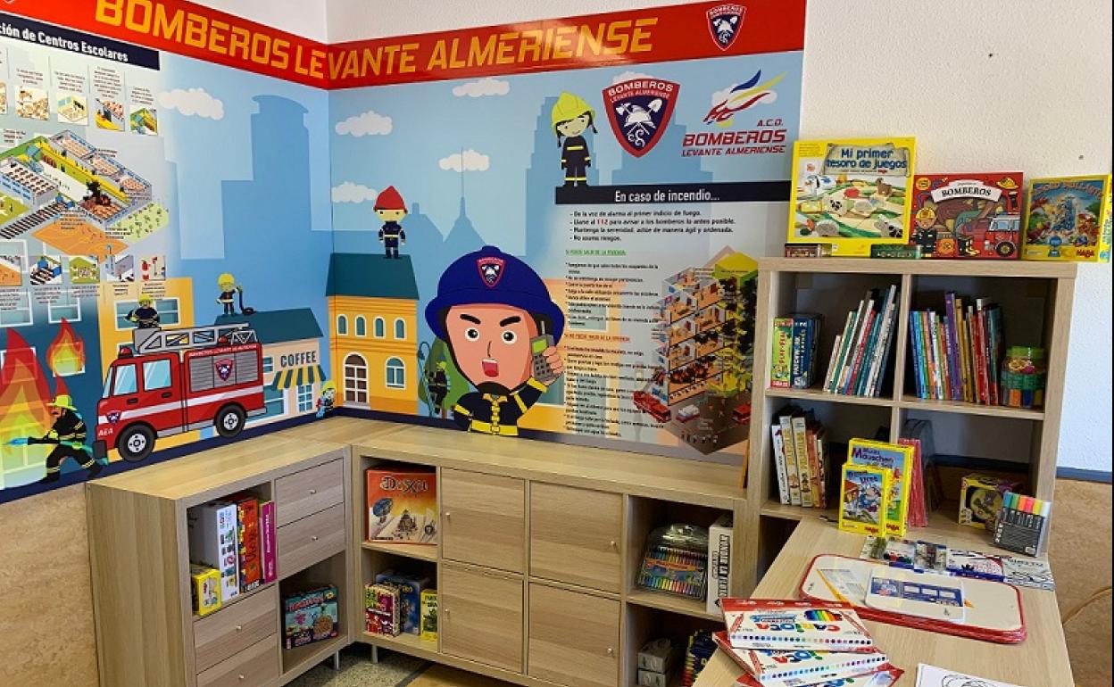 El 'rincón del Bombero', la nueva iniciativa de Bomberos del Levante en el Hospital de la Inmaculada