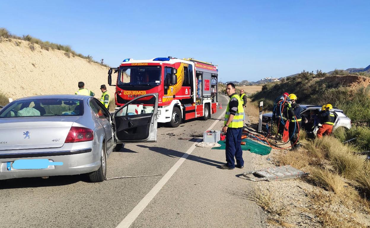 Accidente de Tráfico en Almería | Tres personas atrapadas tras chocar sus vehículos en Almería