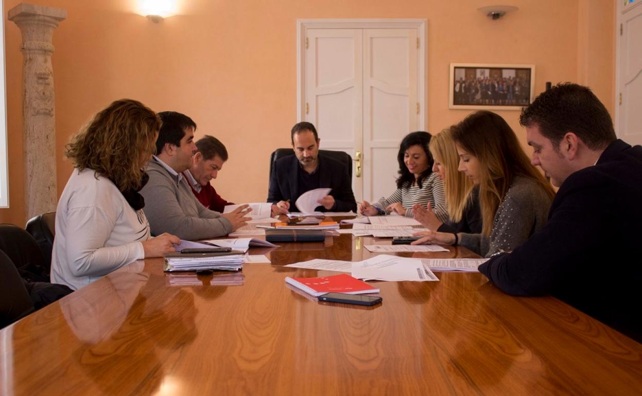 Foto de archivo. Reunión del equipo de gobierno. 