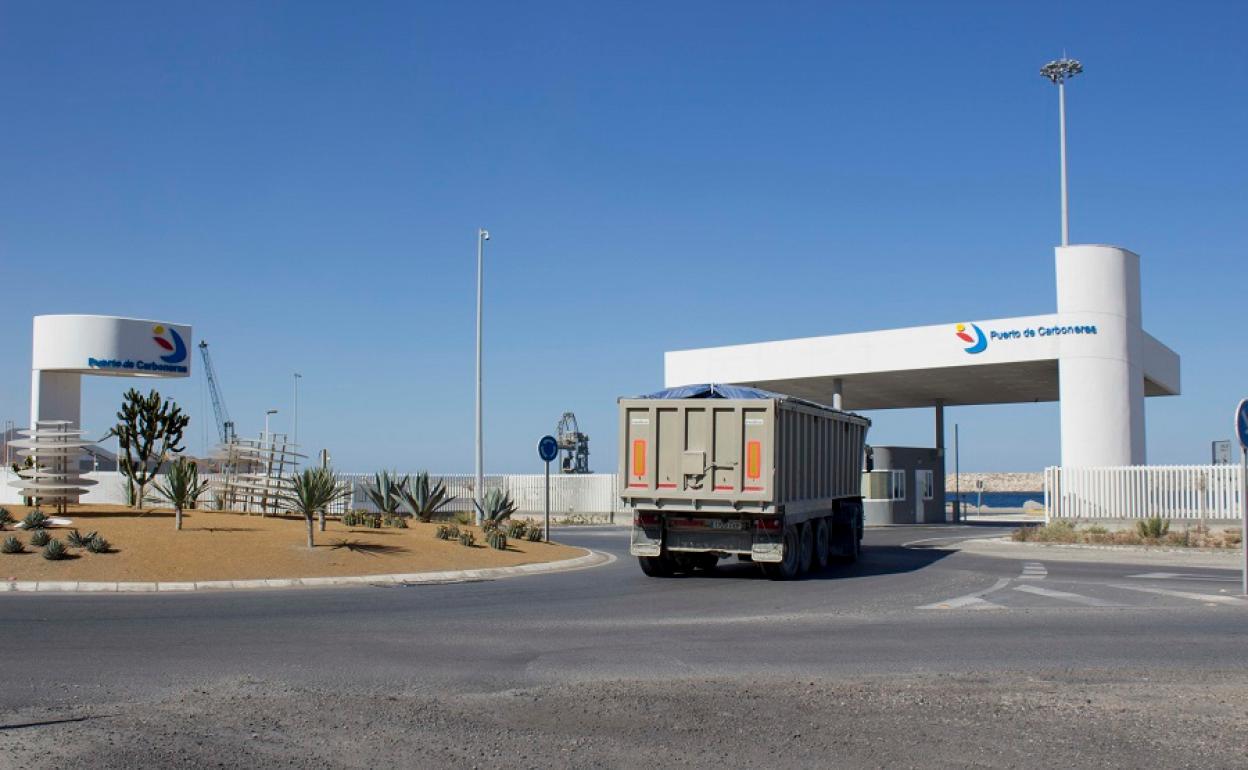 Puerto industrial de Carboneras. 