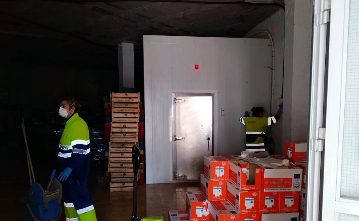 Labores de desinfección en el local de Cáritas. 