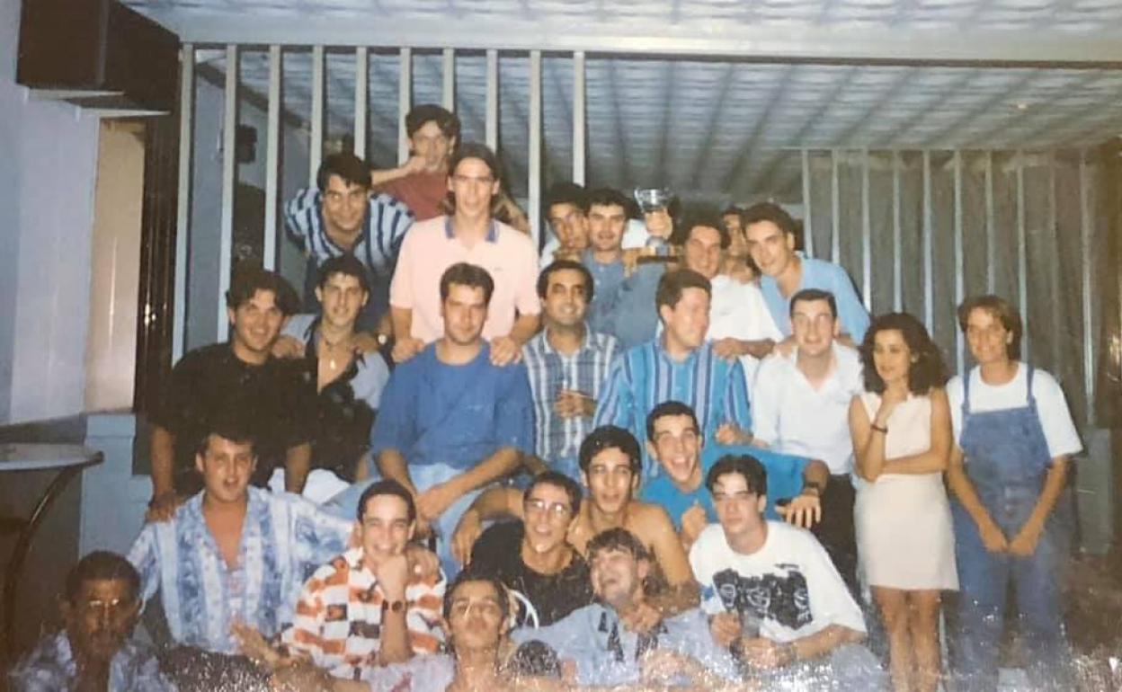 El Cholo, en el centro de la imagen, rodeado de turreros en su pub. 
