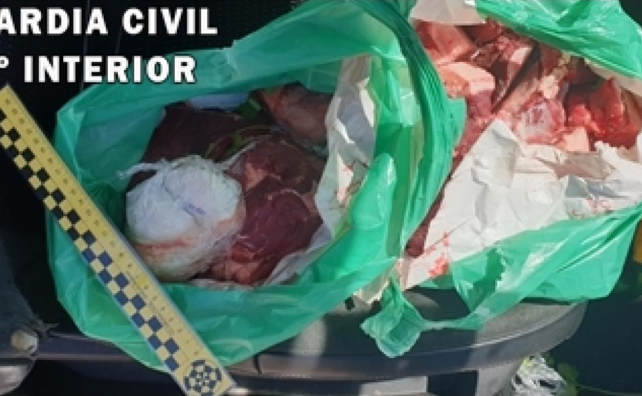 Bolsa de carne en la que se encontraban las dosis de cocaína. 