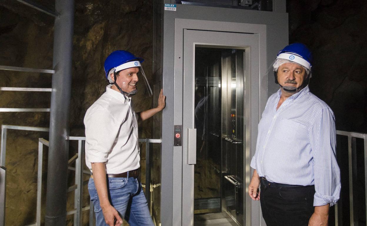 Javier Aureliano García y Juan Pedro García, a las puertas del ascensor instalado. 