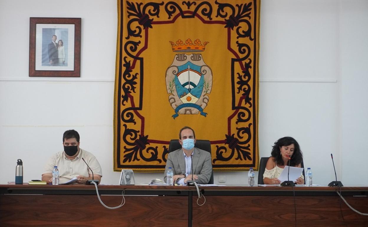 Ramon Soto, Jose Luis Amerigo Fernandez y secretaria en pleno Carboneras. 