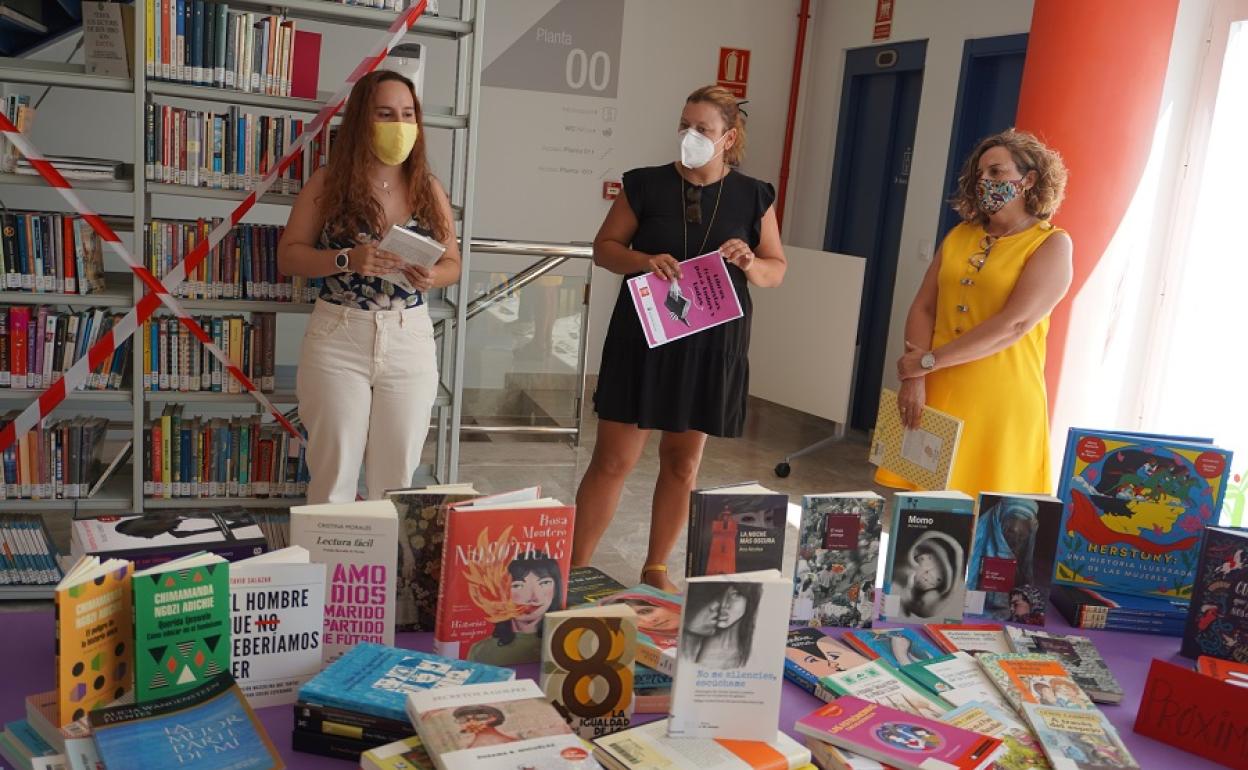 La concejala Vanesa Fuentes y profesionales de la Biblioteca Municipal. 