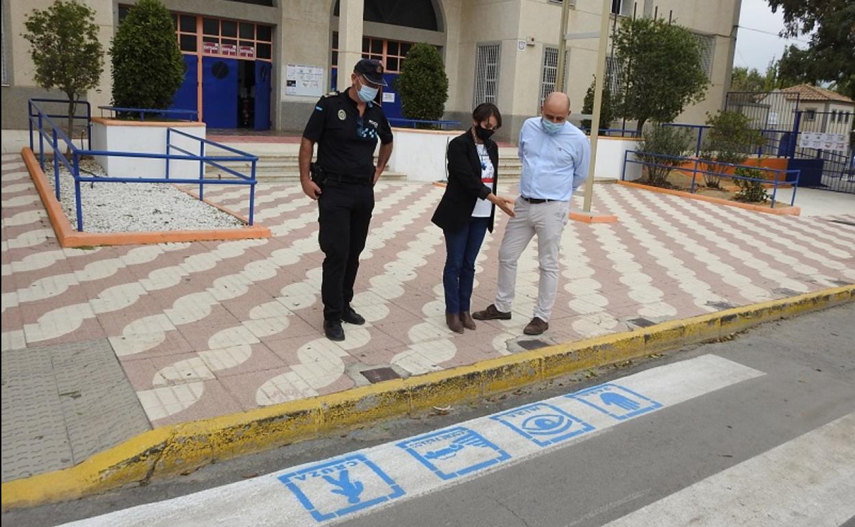 El alcalde, Domingo Fernández, con la presidenta de ASTEA Autismo Almería, Mónica López, y el Jefe de la Policía Local, Cristobal Artero. 
